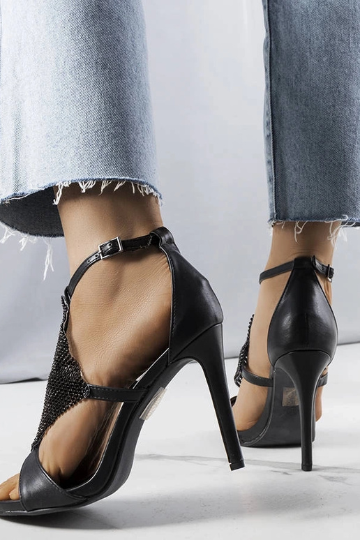 Sandalias negras elegantes de tacón...