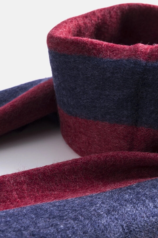 Bufanda azul marino y roja con flecos...