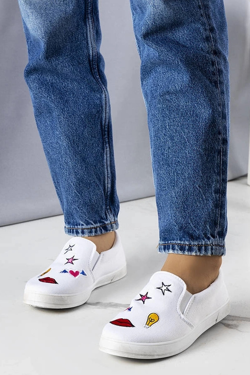 Zapatillas de tela blanca con parches...