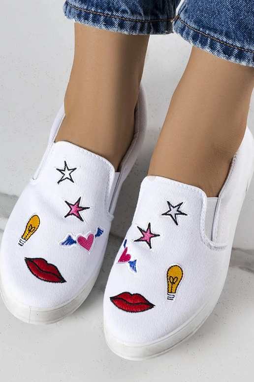 Zapatillas de tela blanca con parches...