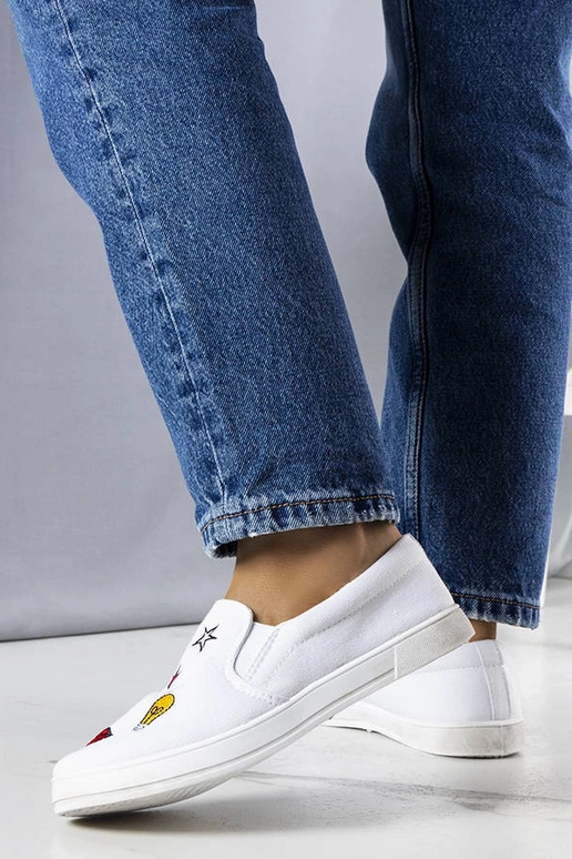 Zapatillas de tela blanca con parches...