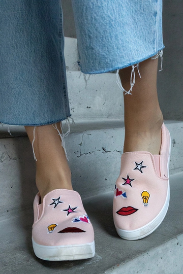Zapatillas de tela rosa con parches de Anais