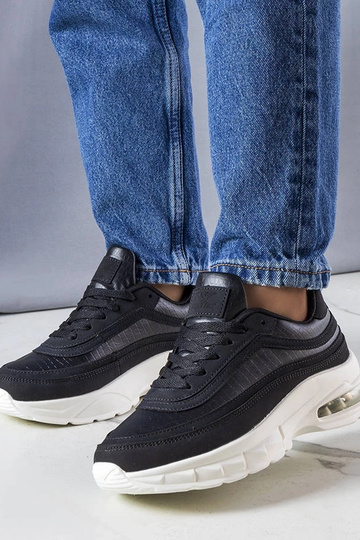 Las zapatillas negras de...