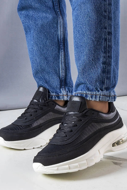 Las zapatillas negras de Courtne