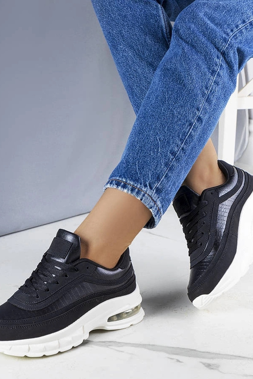 Las zapatillas negras de Courtne