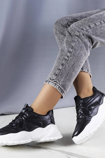 Zapatillas negras con suela masiva de Lorene