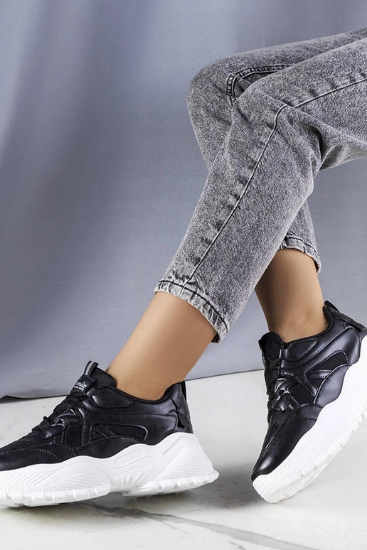 Zapatillas negras con suela masiva de...