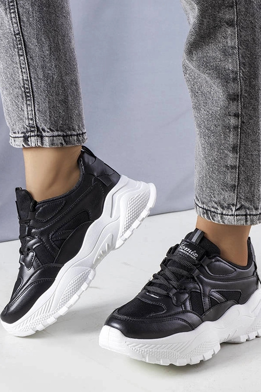 Zapatillas negras con suela masiva de...