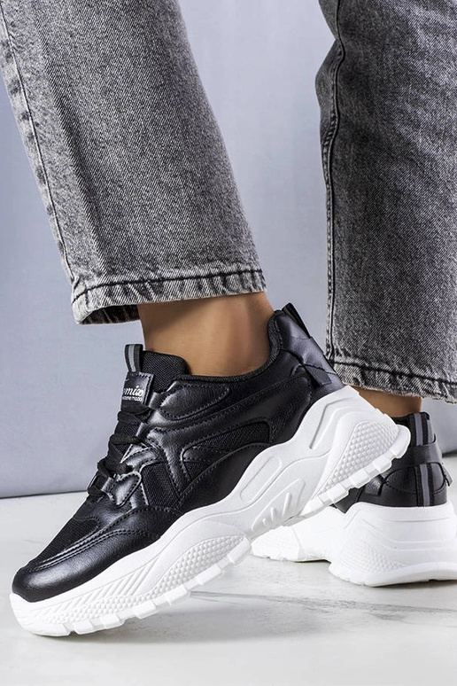 Zapatillas negras con suela masiva de...