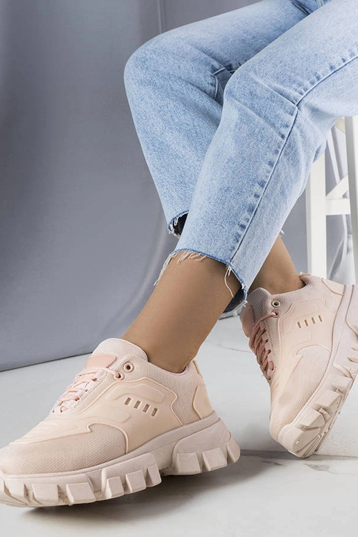 Zapatillas rosas con una enorme suela...