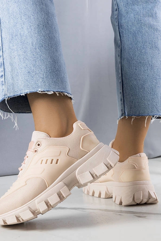 Zapatillas rosas con una enorme suela...