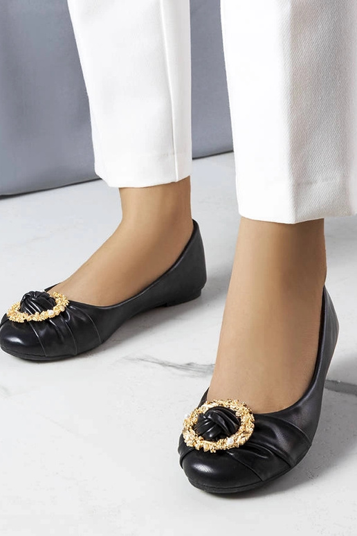Bailarinas negras con adorno dorado... Bailarinas negras con adorno dorado...