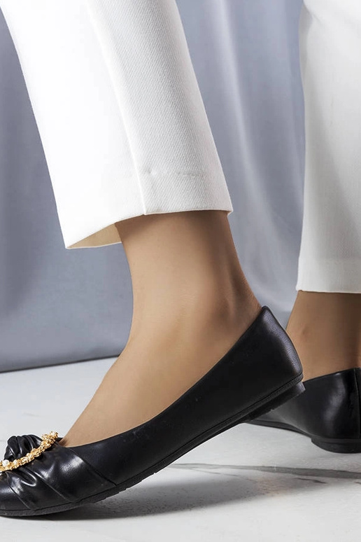 Bailarinas negras con adorno dorado... Bailarinas negras con adorno dorado...