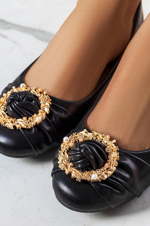 Bailarinas negras con adorno dorado... Bailarinas negras con adorno dorado...