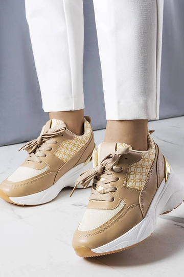 Zapatillas beige decoradas con el monograma de Lora