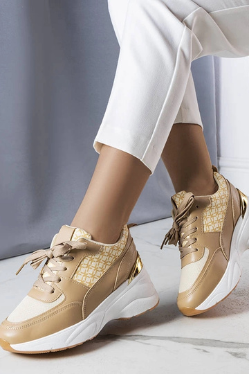 Zapatillas beige decoradas con el monograma de Lora 2