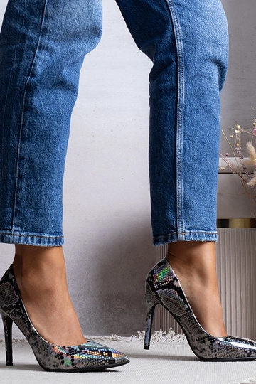 Tacones de charol plateados...