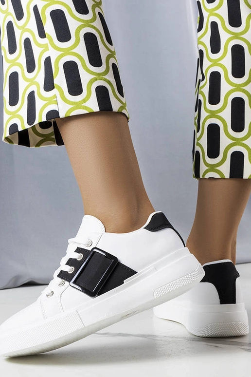 Zapatillas blancas decoradas con una...