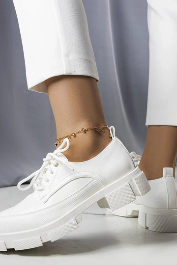 Botines blancos sobre suela...