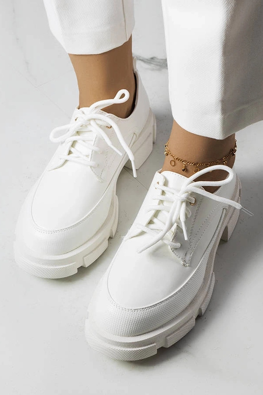 Botines blancos sobre suela gruesa,...