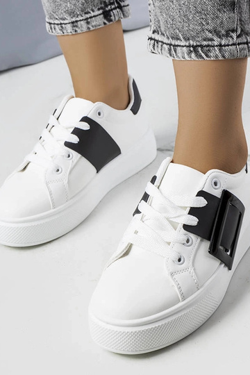 Zapatillas blancas decoradas con hebilla Toni negra