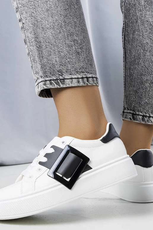 Zapatillas blancas decoradas con...