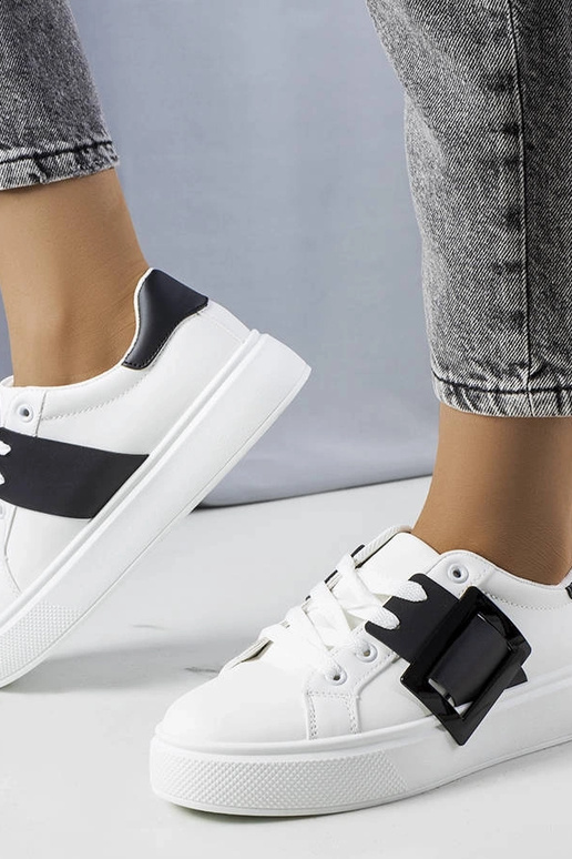 Zapatillas blancas decoradas con...