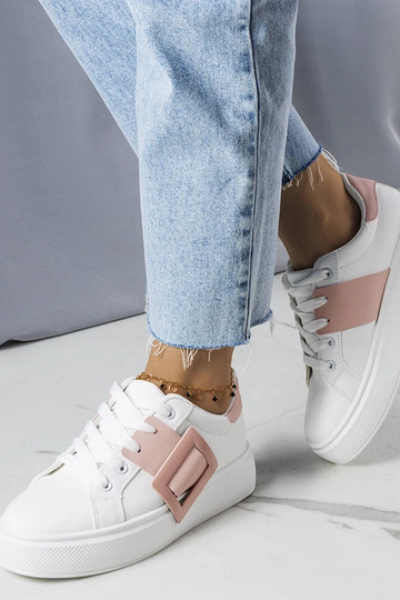 Zapatillas blancas decoradas con una hebilla Toni rosa