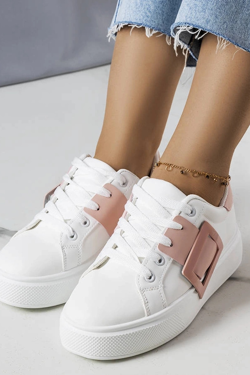 Zapatillas blancas decoradas con una...