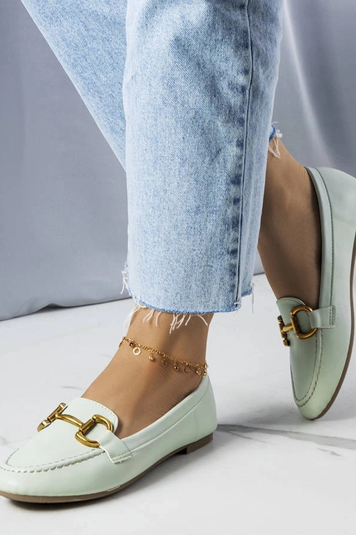 Mocasines verdes con adorno dorado...