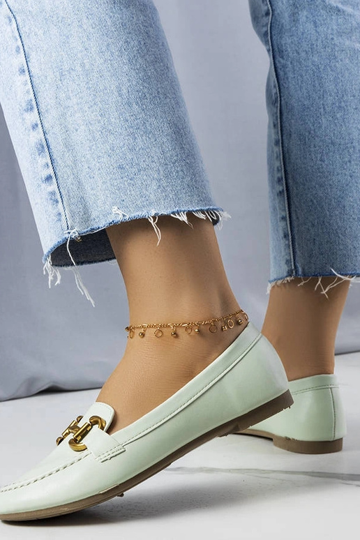 Mocasines verdes con adorno dorado...