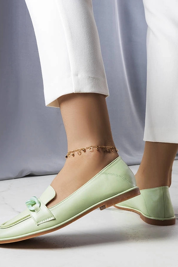 Mocasines con cadena Bobbie de color verde 2