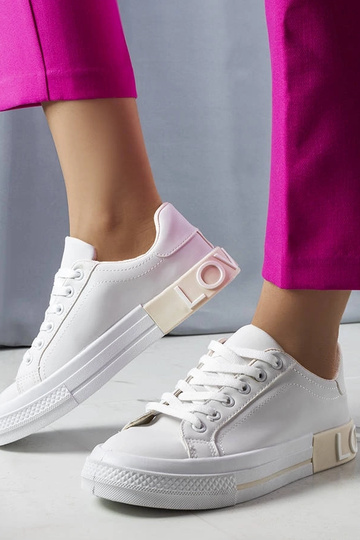 Zapatillas blancas y beige...