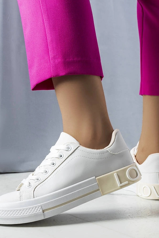 Zapatillas blancas y beige decoradas...