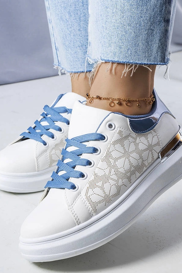 Los zapatos perforados blancos y azules de Erin