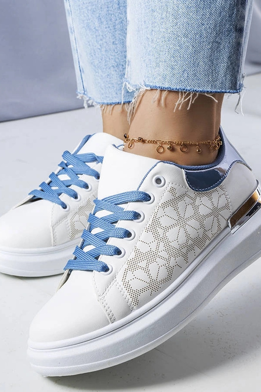 Los zapatos perforados blancos y...