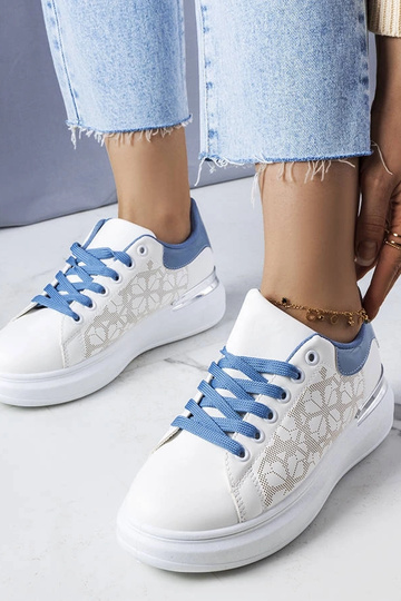 Los zapatos perforados blancos y azules de Erin 2