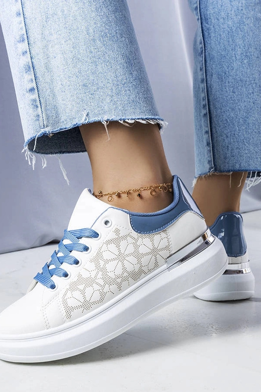 Los zapatos perforados blancos y...