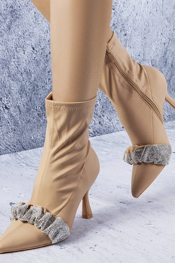 Botines beige decorados con...