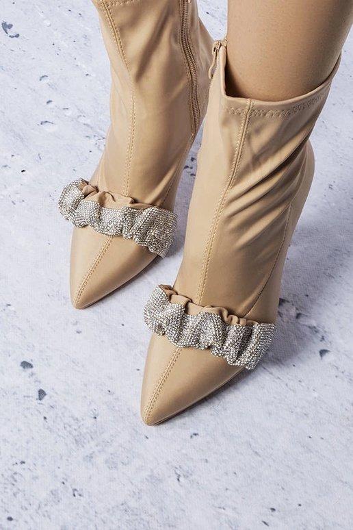 Botines beige decorados con...