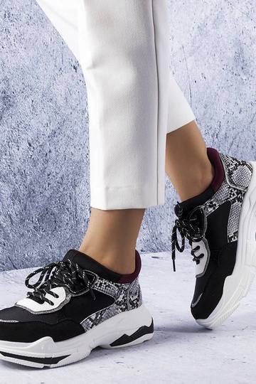 Zapatillas negras decoradas...