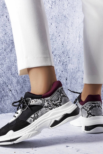 Zapatillas negras decoradas... 2