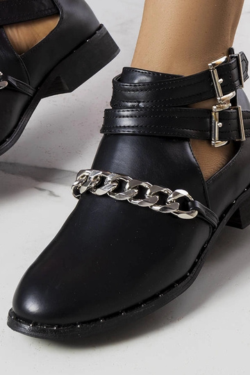 Botines negros con aberturas en ratán