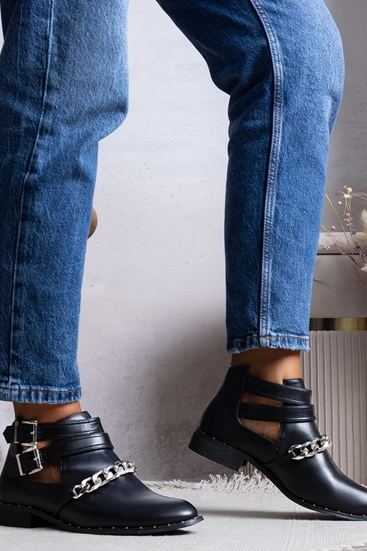 Botines negros con aberturas en ratán