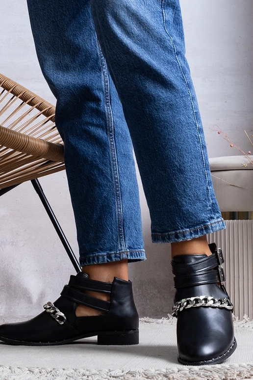 Botines negros con aberturas en ratán