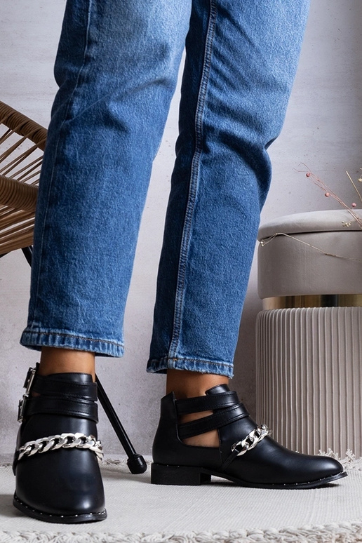 Botines negros con aberturas en ratán