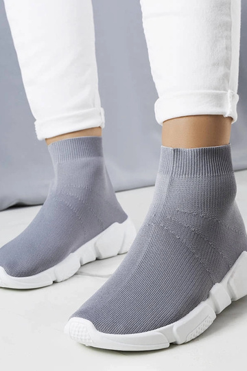 Zapatillas altas grises...