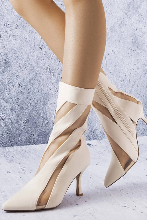 Botines color arena con insertos...