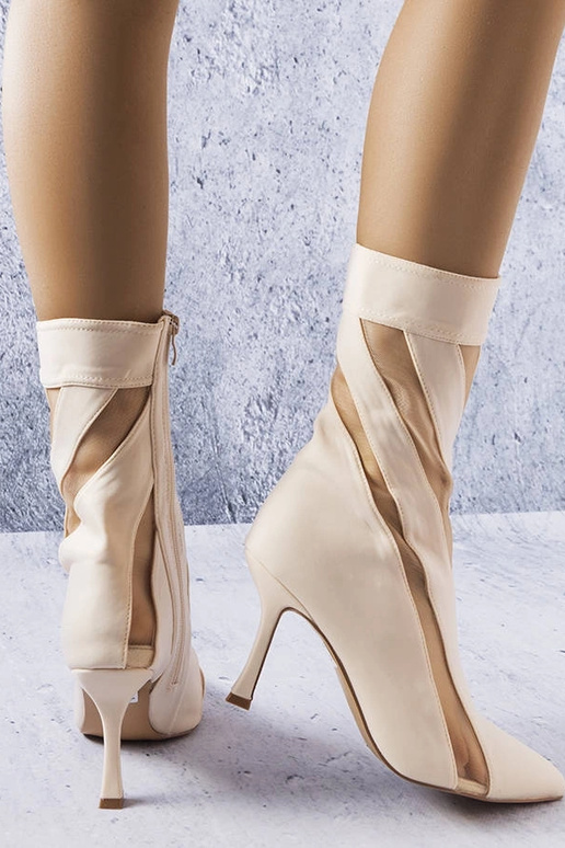 Botines color arena con insertos...