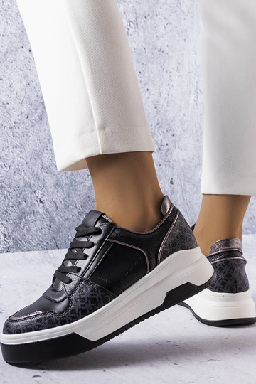 Zapatillas negras decoradas con el monograma Grandbois